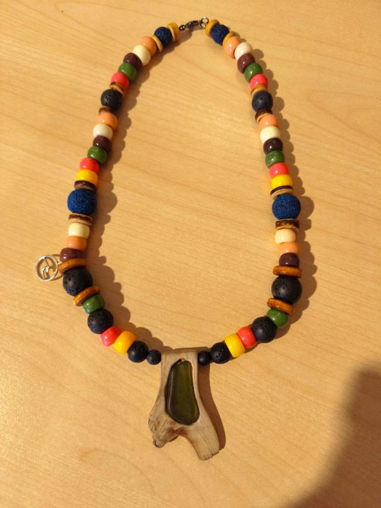 Kleurrijke strand/surf ketting met zeeglas en drijfhout, Gebruikt, Overige kleuren, Ophalen of Verzenden, Overige materialen