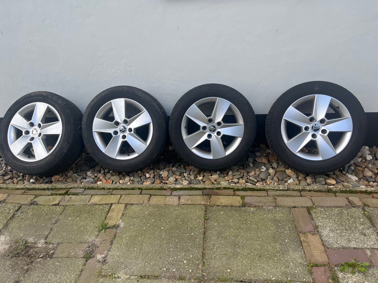 Mooie set winterbanden met Skoda velg, Auto-onderdelen, Ophalen, Gebruikt, 16 inch, Banden en Velgen