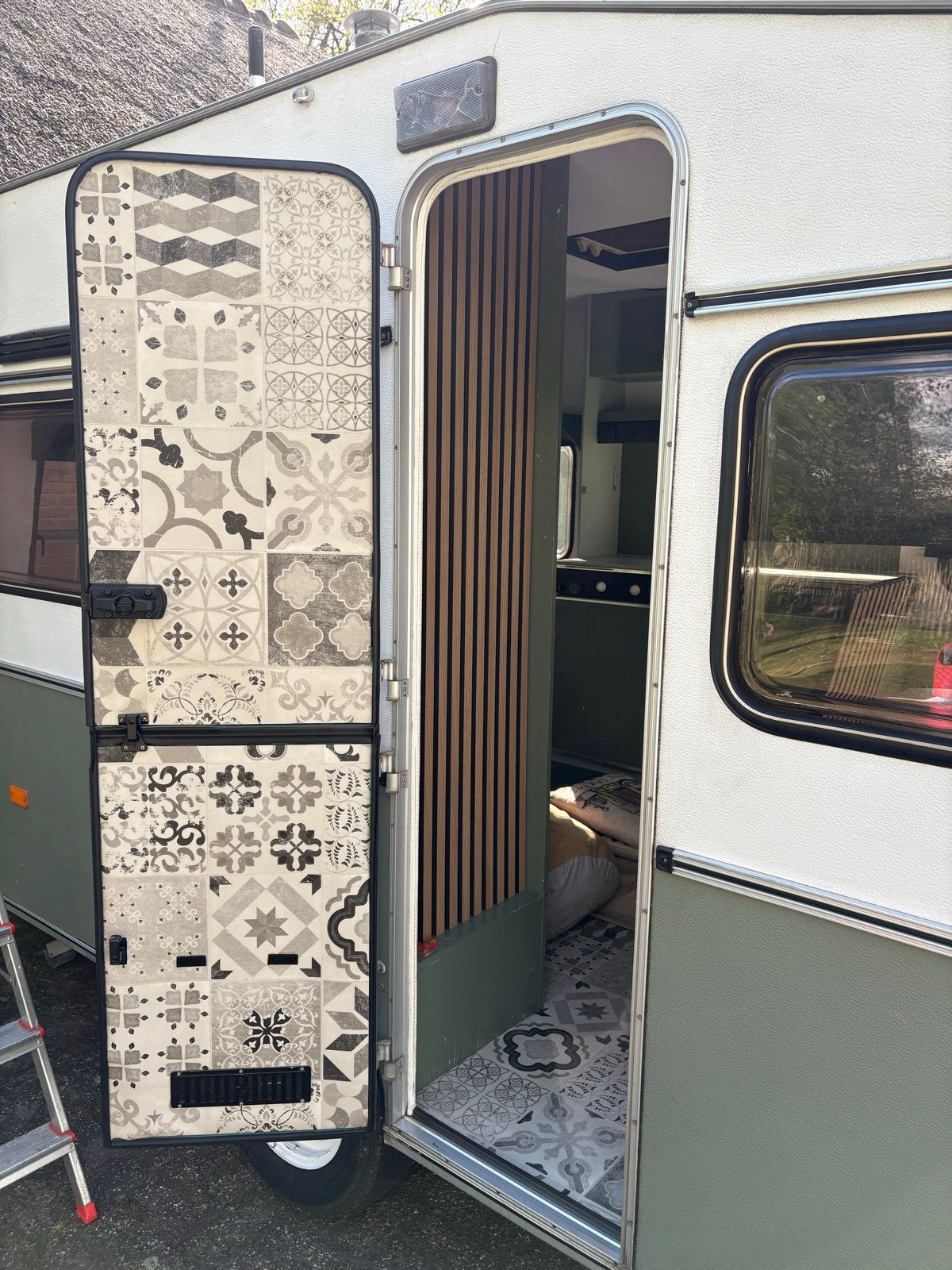 Gezellige en gerenoveerde kip kl 390 caravan uit 1984, Caravans en Kamperen, Overige merken, Treinzit, 750 - 1000 kg, Particulier