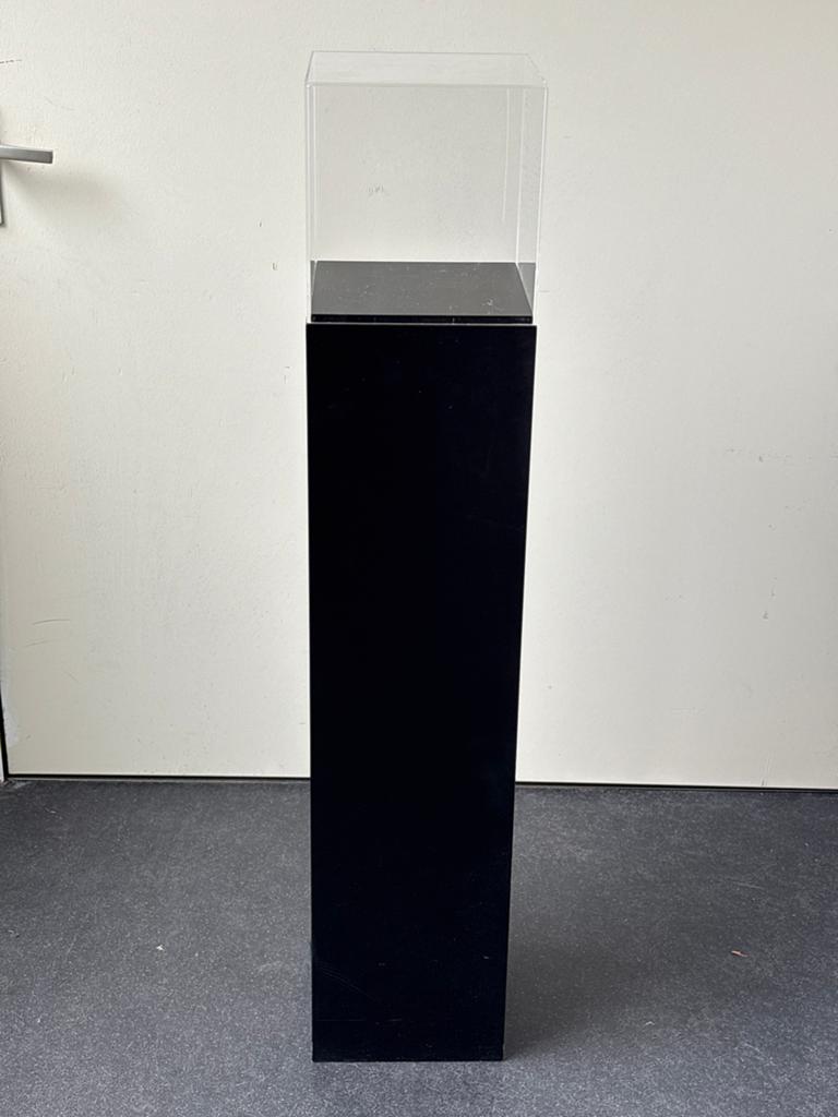 Zwarte sokkel met vitrinekap - Display standaard, Huis en Inrichting, Woonaccessoires | Zuilen en Pilaren, Ophalen, Zo goed als nieuw