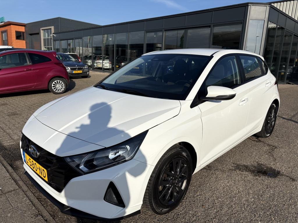Hyundai i20 1.2 MPI Comfort (bj 2021), Auto's, Hyundai, 4 cilinders, Wit, Bedrijf, Hatchback