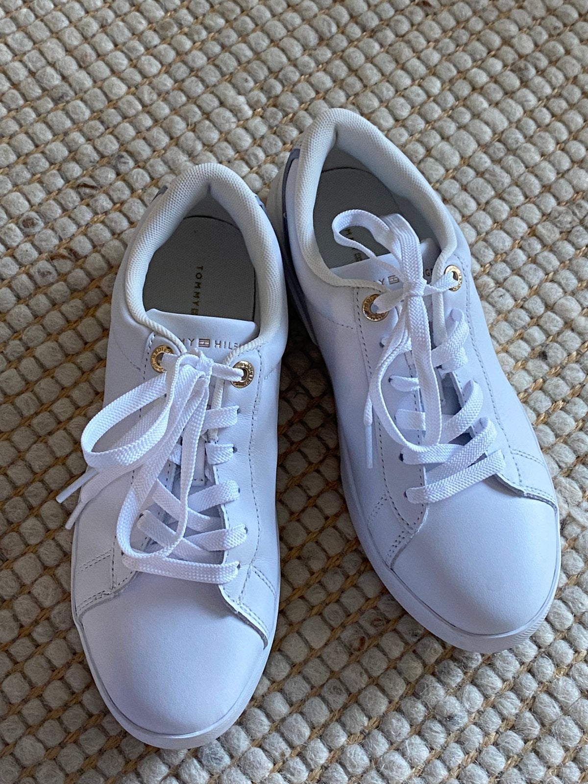 Nieuwe witte Tommy Hilfiger sneakers maat 39, Wit, Nieuw, Ophalen of Verzenden, Sneakers of Gympen