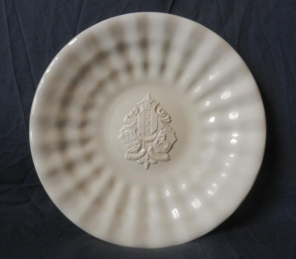 Wit geglazuurd bord 90 jaar MJ vd Waal 1859-1949 d. 29,1 cm., Ophalen of Verzenden