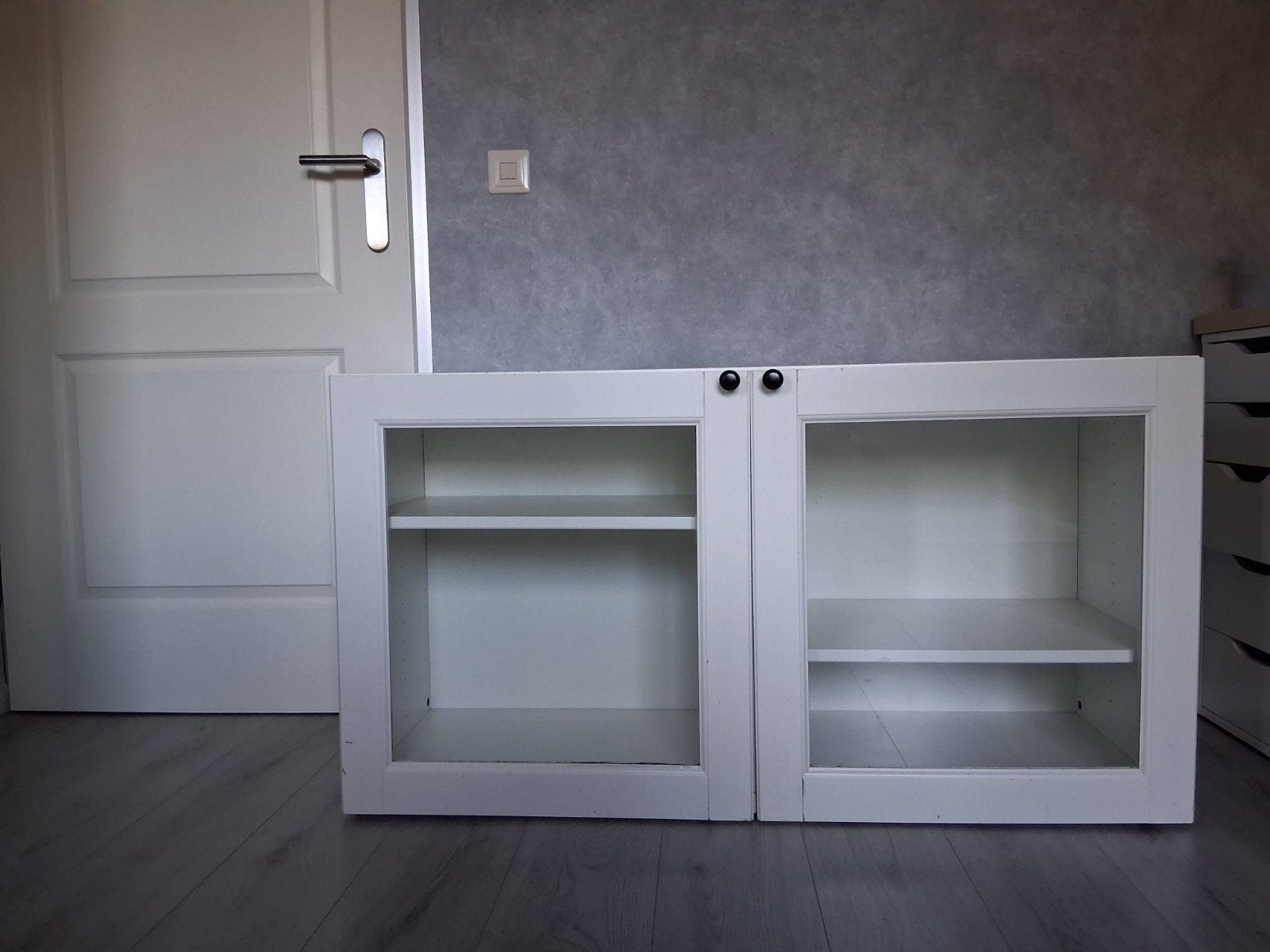 Wit kastje met glazen deuren en planken, Glas, Minder dan 100 cm, Modern, 25 tot 50 cm