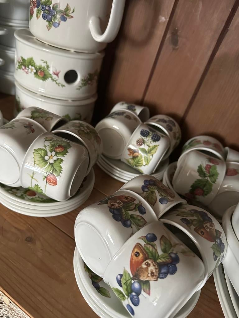 Servies Marjolein Bastin bosvruchten, Huis en Inrichting, Keuken | Servies, Ophalen of Verzenden, Porselein, Overige stijlen, Bord(en)