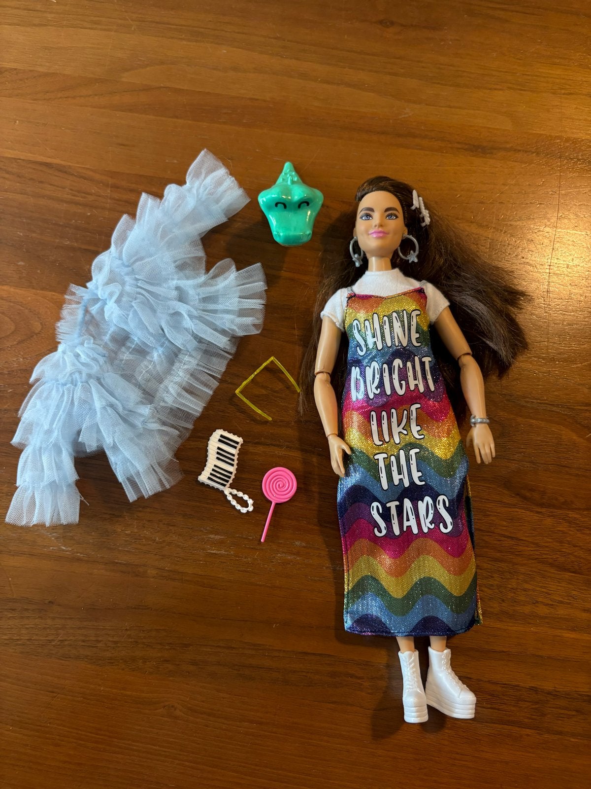 Barbie pop met regenboogjurk en accessoires, Ophalen, Zo goed als nieuw, Barbie