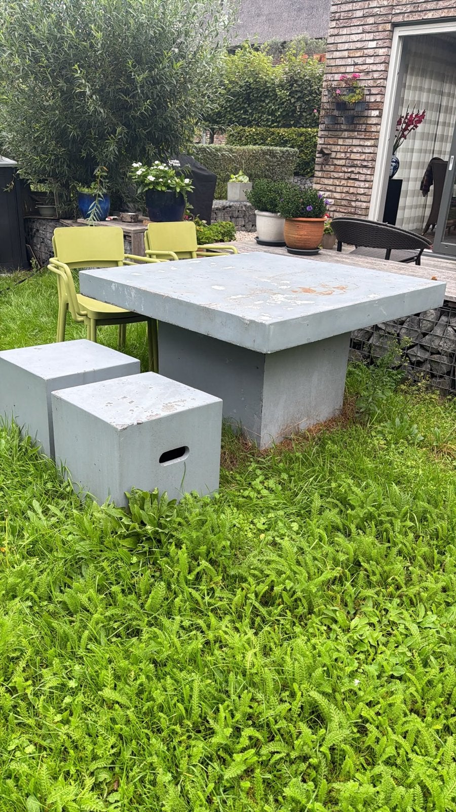 Betonnen tuintafel met twee bijpassende krukken