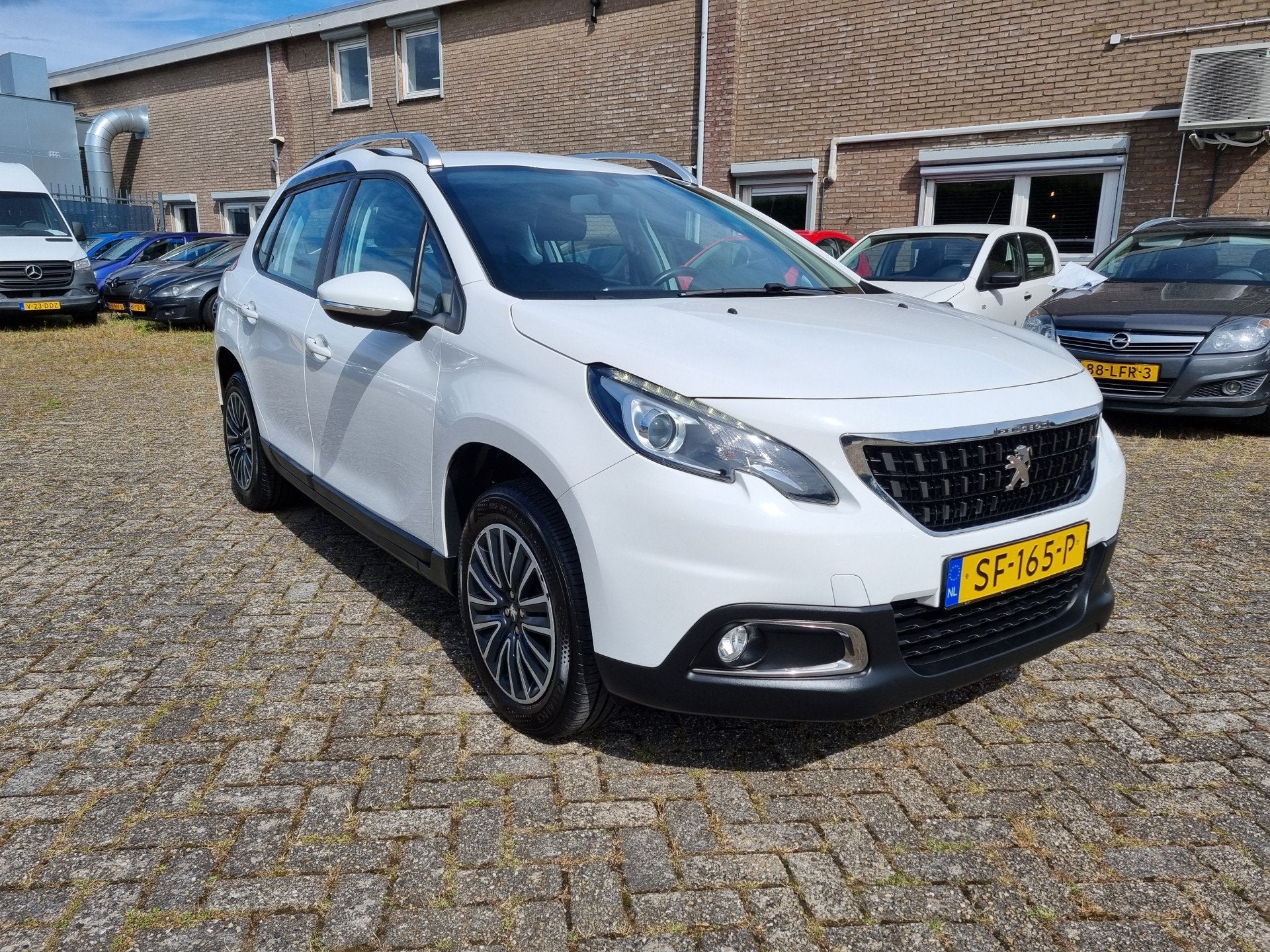 Peugeot 2008 1.2 PureTech Blue Lion NIEUWE APK TREKHAA, Voorwielaandrijving, Stof, Euro 6, Met garantie (alle)