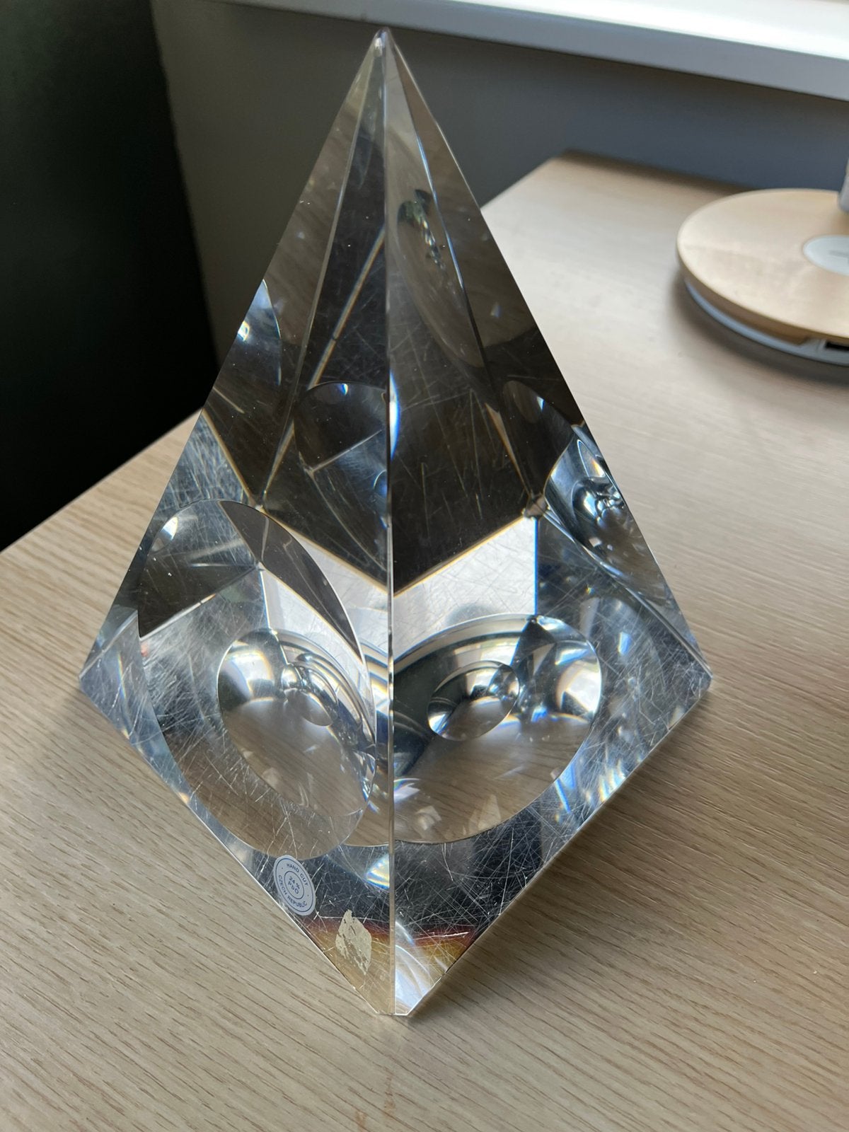 Glazen piramide met ingesloten bollen, Ophalen