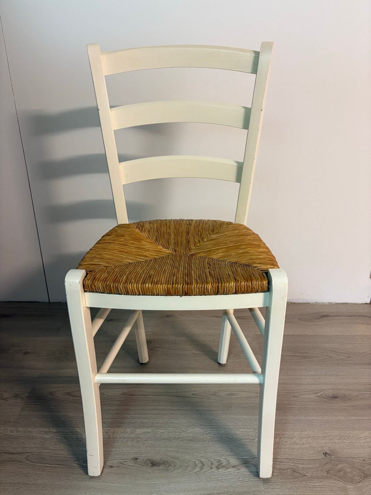 Witte houten stoel met rieten zitting, Huis en Inrichting, Ophalen, Gebruikt, Wit, Eén