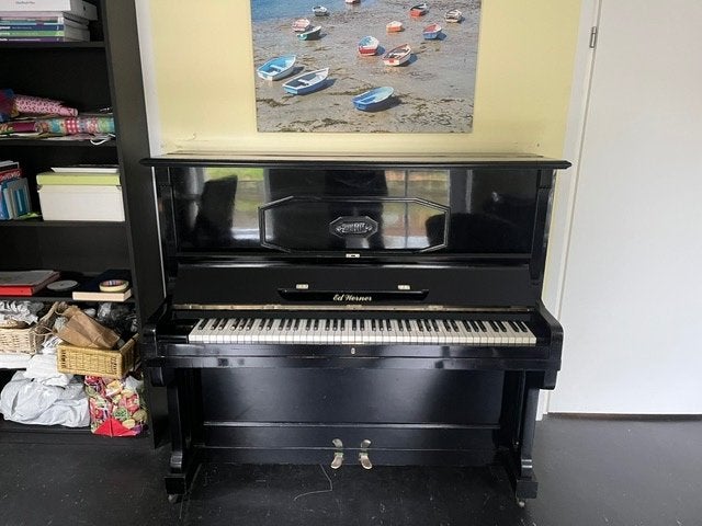 Fraaie zwarte klassieke piano gestemd en gratis vervoer