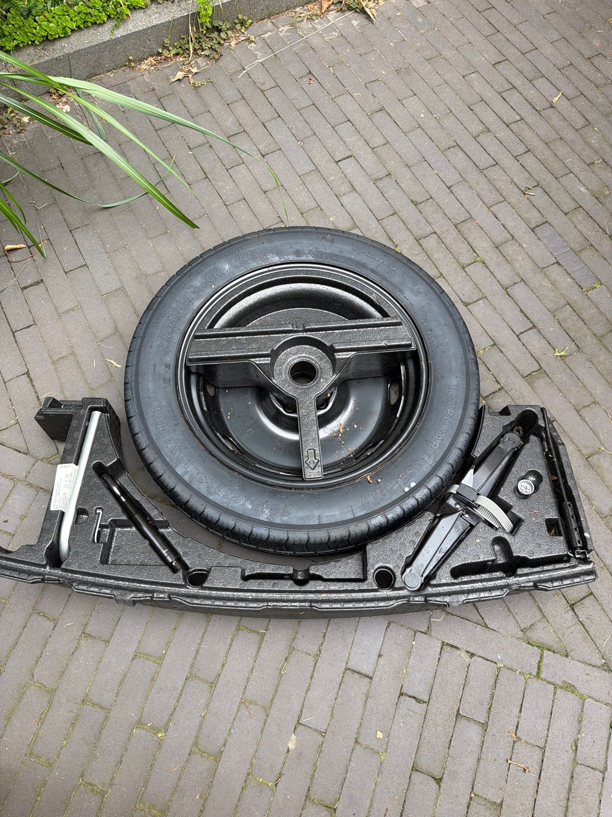 VW Tiguan Allspace reservewiel met krik en gereedschapset, Ophalen, Gebruikt, Overige, Banden en Velgen