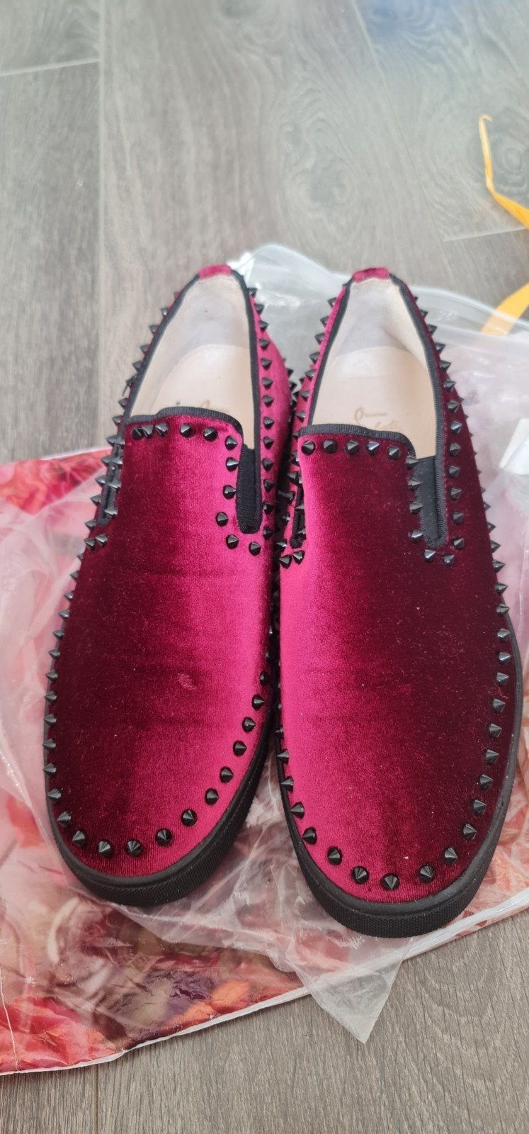 Christian Louboutin Instappers met Spikes - Bordeauxrood, Kleding | Dames, Schoenen, Instappers, Ophalen of Verzenden, Zo goed als nieuw