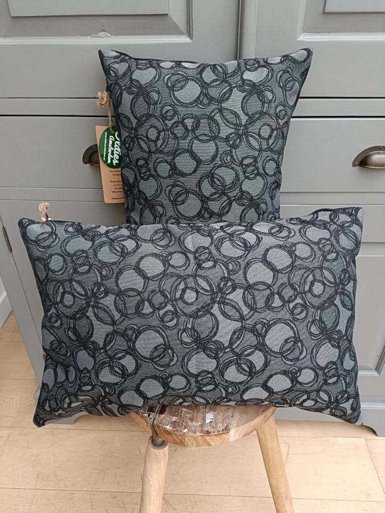 2 nieuwe kussens !, Huis en Inrichting, Woonaccessoires | Kussens, Ophalen of Verzenden, Nieuw, Zwart, Rechthoekig