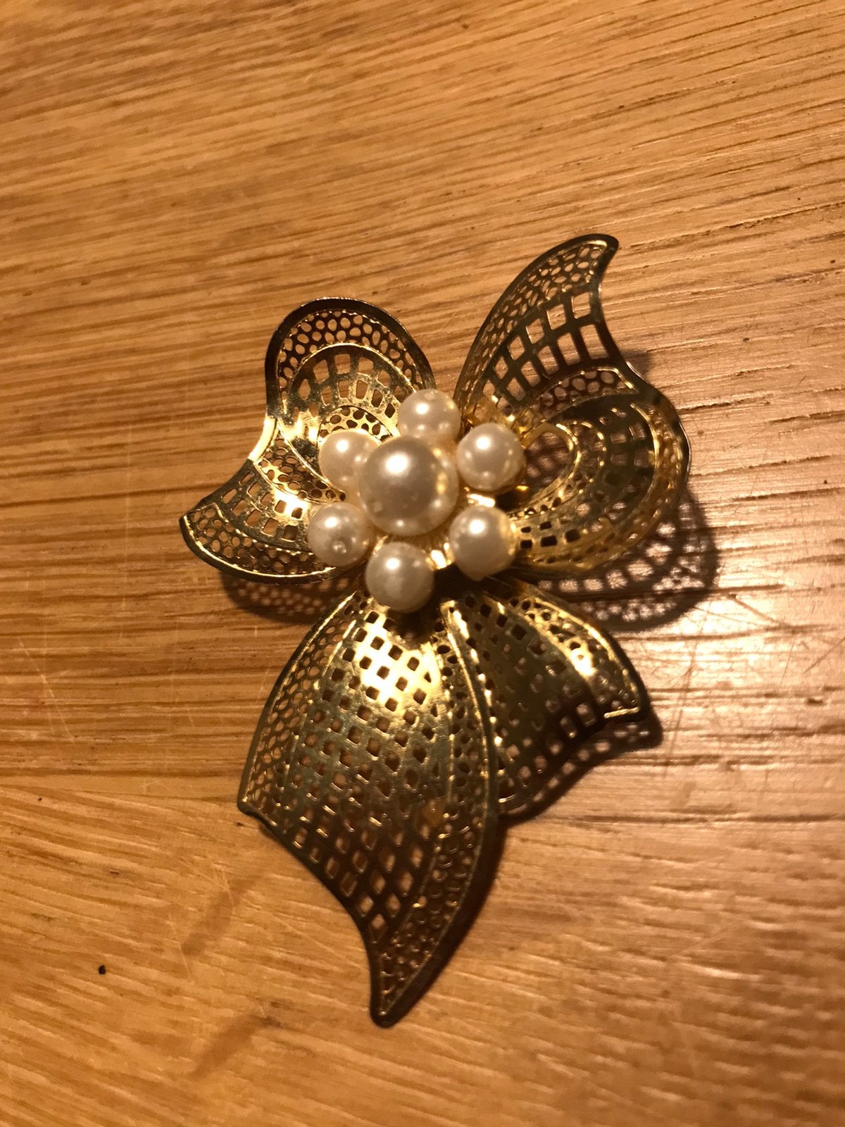 Goudkleurige broche strik, Ophalen of Verzenden, Gebruikt, Overige materialen
