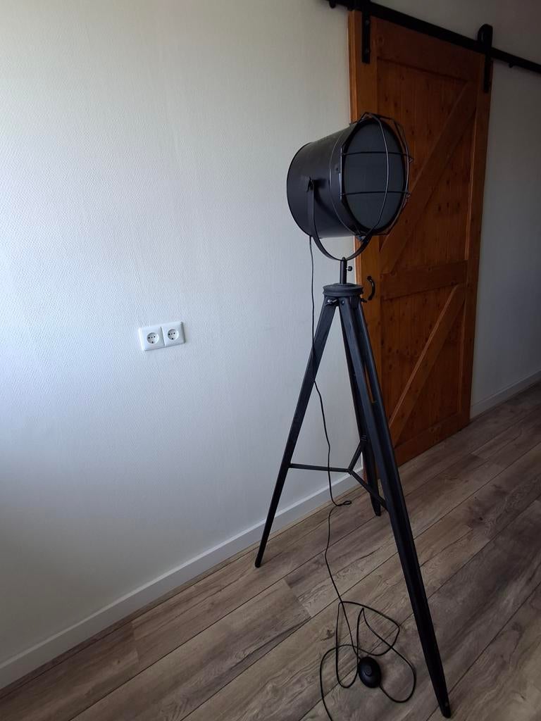 Stoere zwarte staande lamp op driepoot - Studio look, Huis en Inrichting, Lampen | Vloerlampen, Ophalen of Verzenden, Zo goed als nieuw