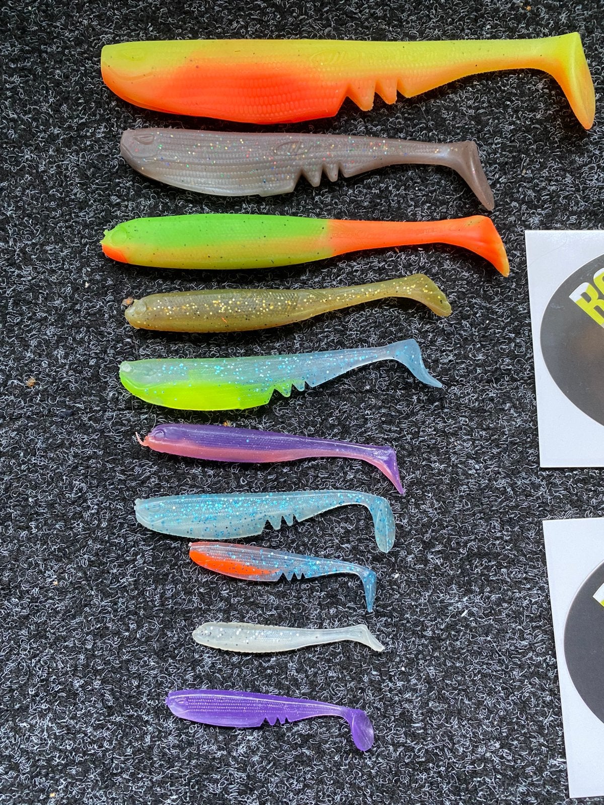 10 delig Iron Claw Shad pakket + 2 gratis stickers, Watersport en Boten, D, Overige typen, Nieuw, Ophalen of Verzenden