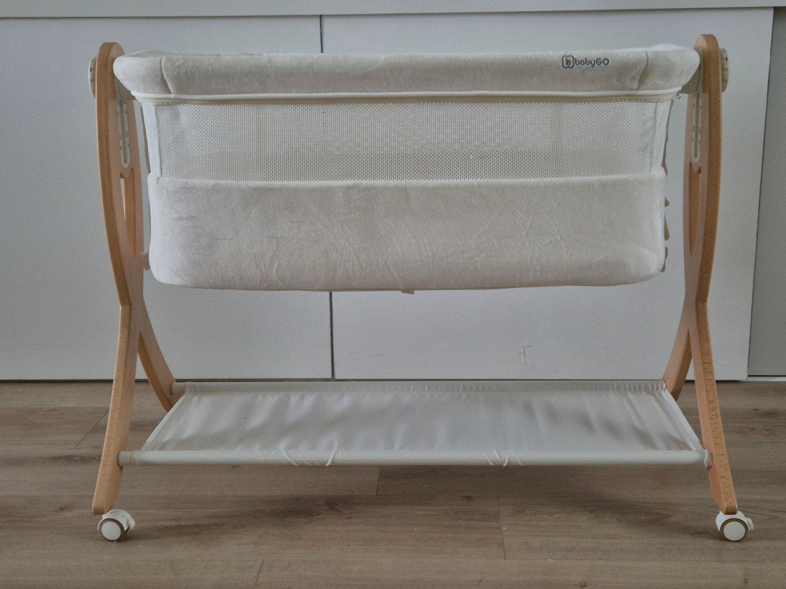 BabyGO Wiegje/Co-sleeper - Wit met Houten Onderstel, Ophalen, Zo goed als nieuw, Wieg