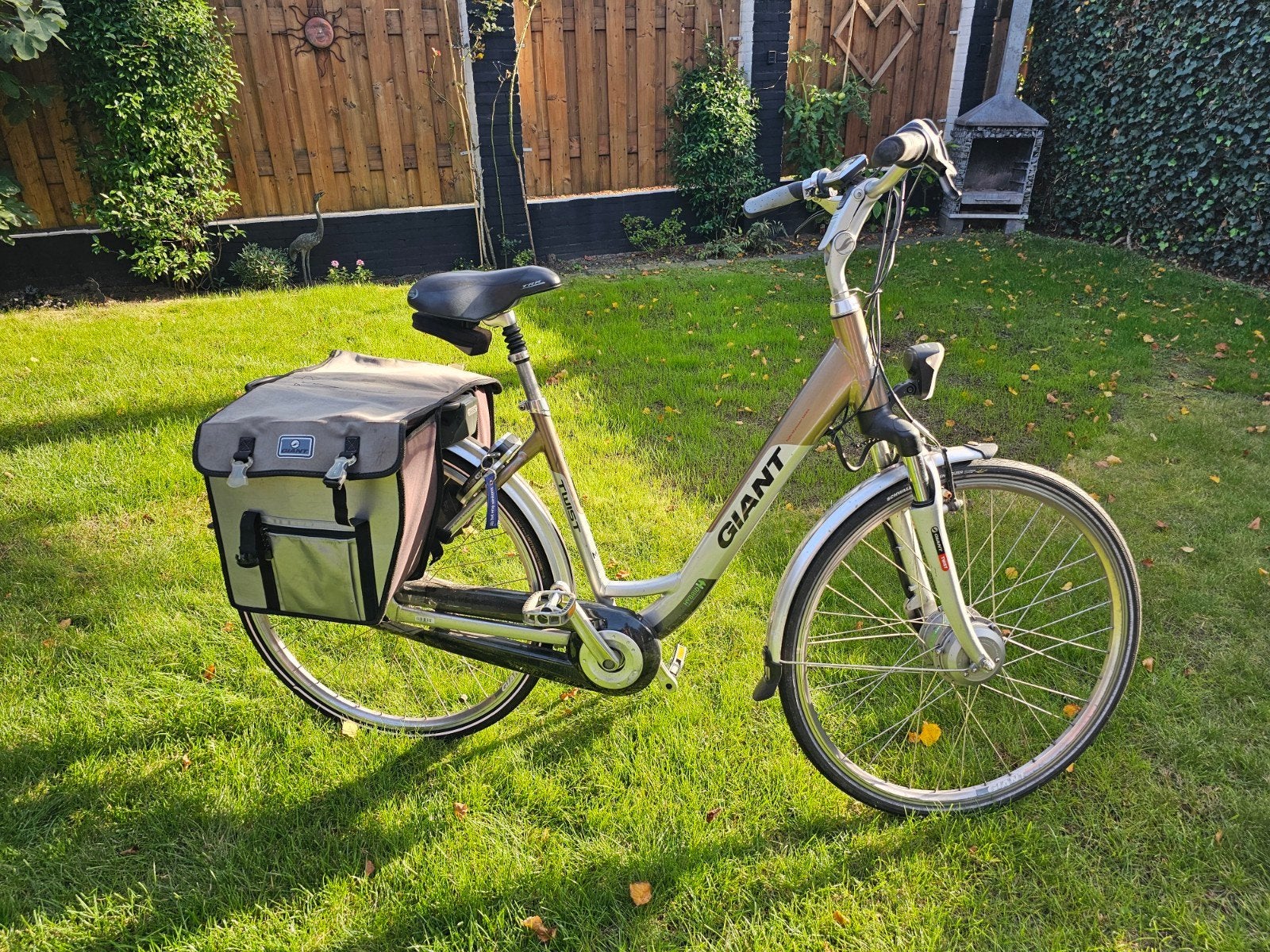 Giant Twist E-bike met fietstassen en oplader, Ophalen, Minder dan 30 km per accu, Gebruikt, Giant