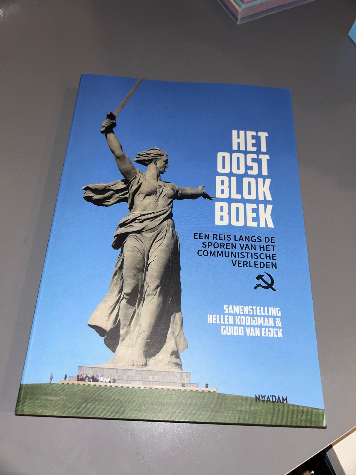 Het Oostblok Boek: Reis langs communistisch verleden, Ophalen of Verzenden, 20e eeuw of later, Zo goed als nieuw