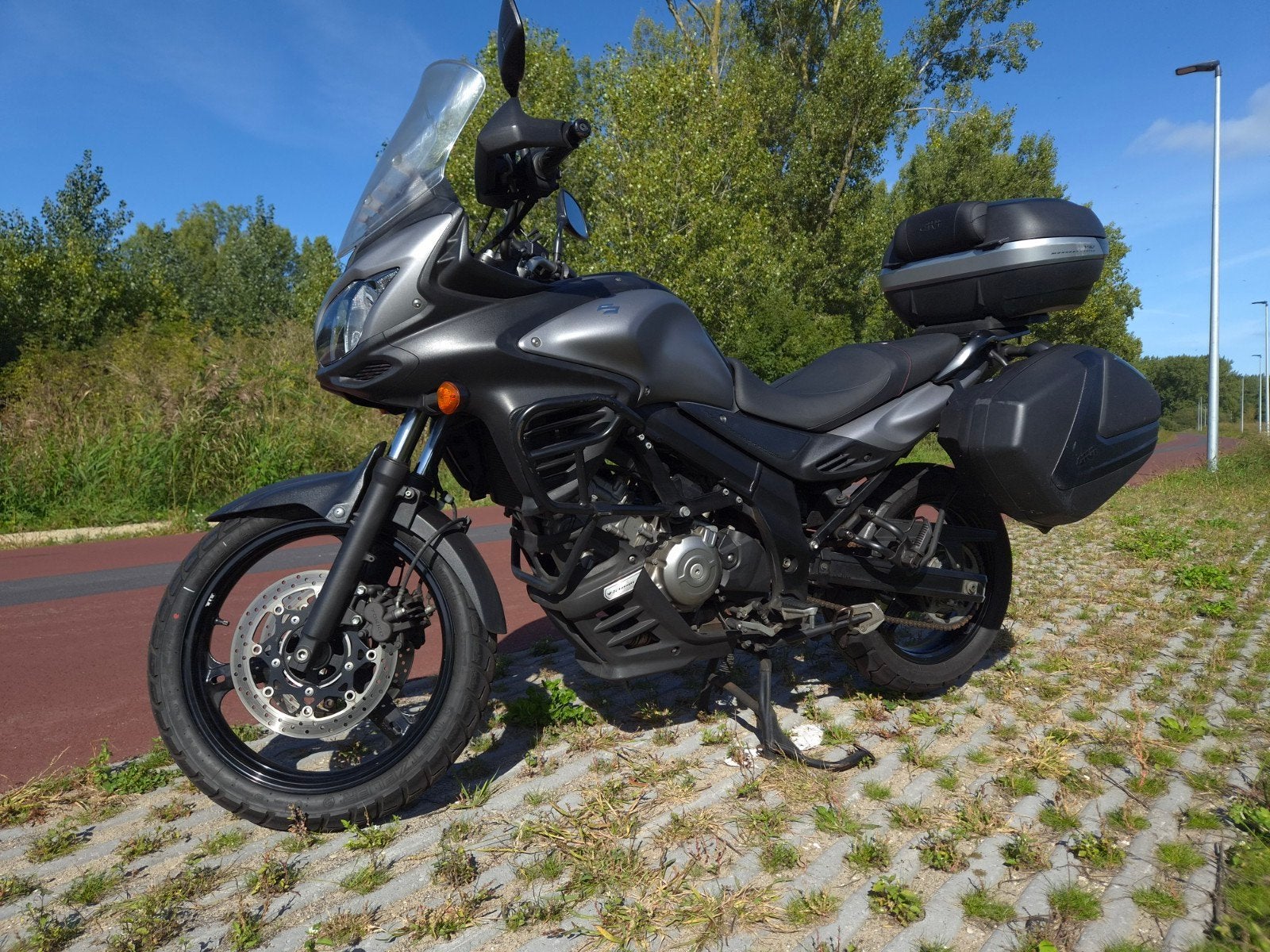 Suzuki V-strom DL650 Grey Rhino 2015 met kofferset, 2 cilinders, Occasion, Motorrijbewijs A, Particulier