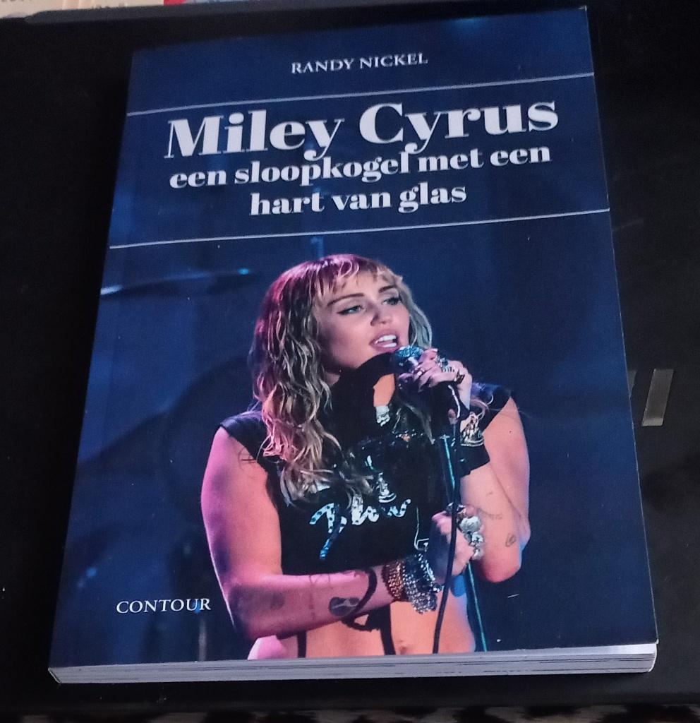 Miley Cyrus Een sloopkogel met een hart van glas *gloednieuw, Boeken, Ophalen of Verzenden, Nieuw, Film, Tv en Media