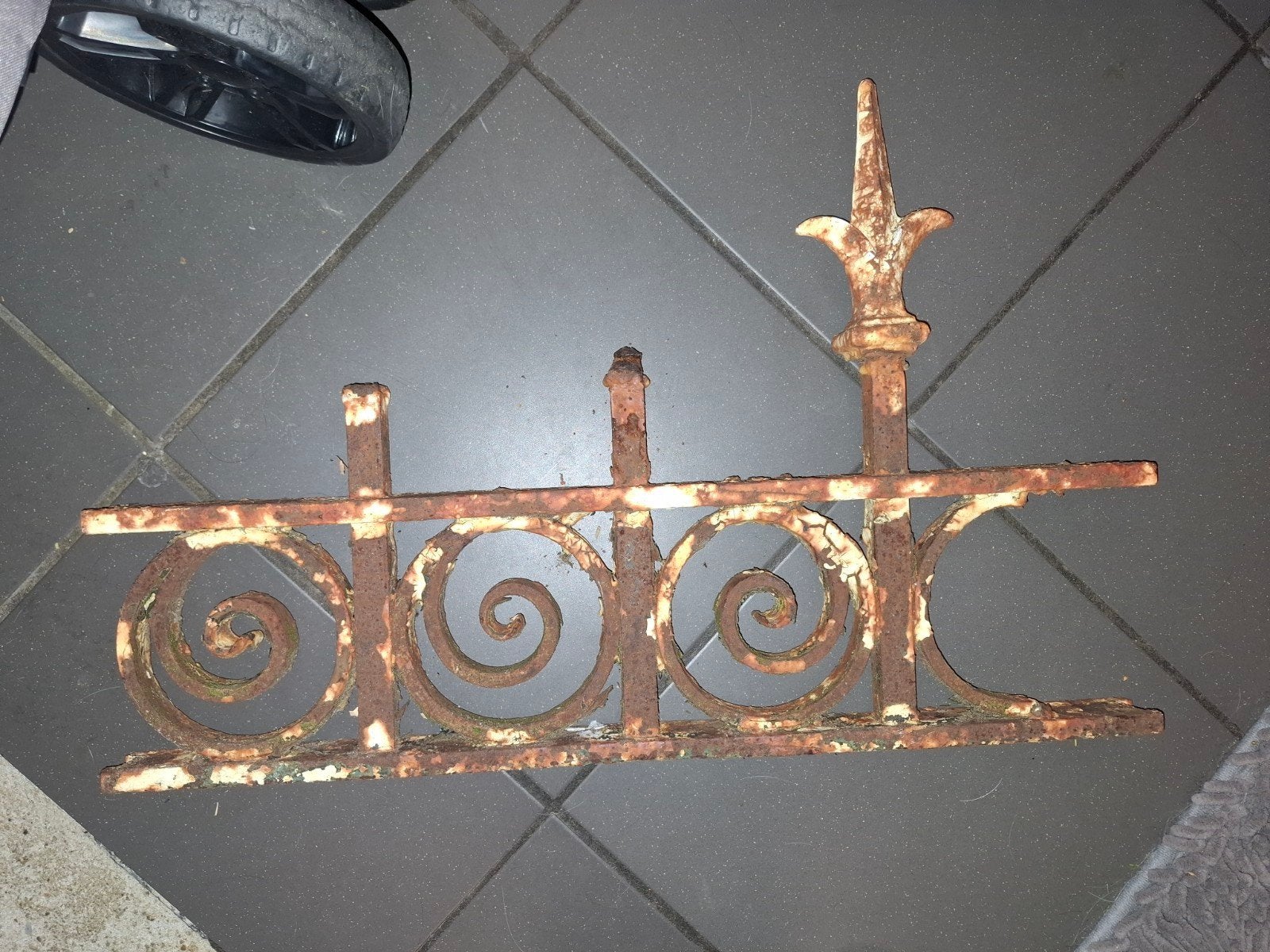 Antiek smeedijzeren hekwerk ornament, Ophalen