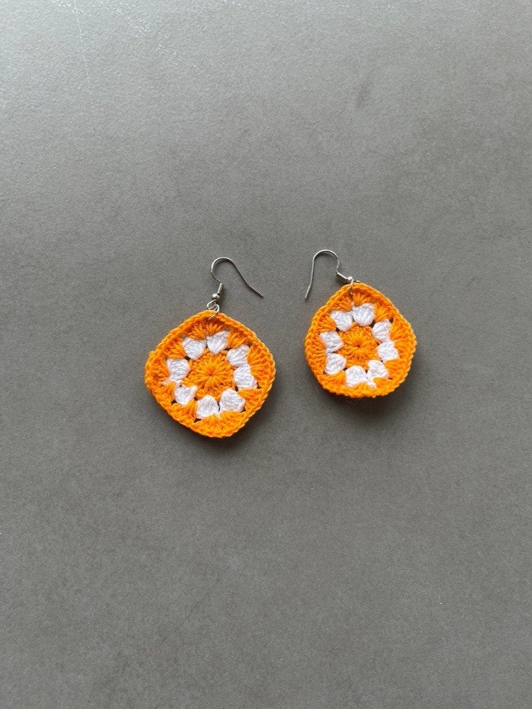 Nieuwe oranje/witte granny square gehaakte oorbellen, Sieraden, Tassen en Uiterlijk, Oorbellen, Hangers, Nieuw, Oranje, Ophalen of Verzenden