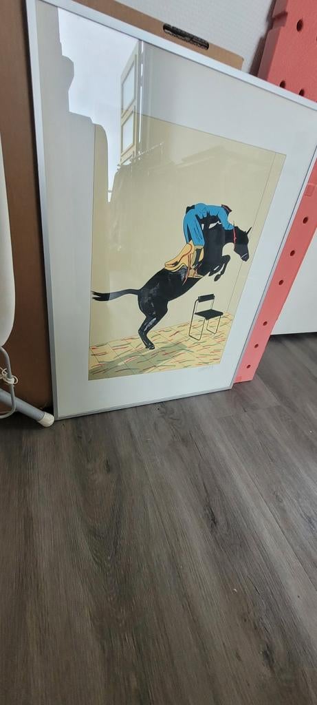 Ingelijste kunstprint: Ruiter op paard springt over stoel, Ophalen
