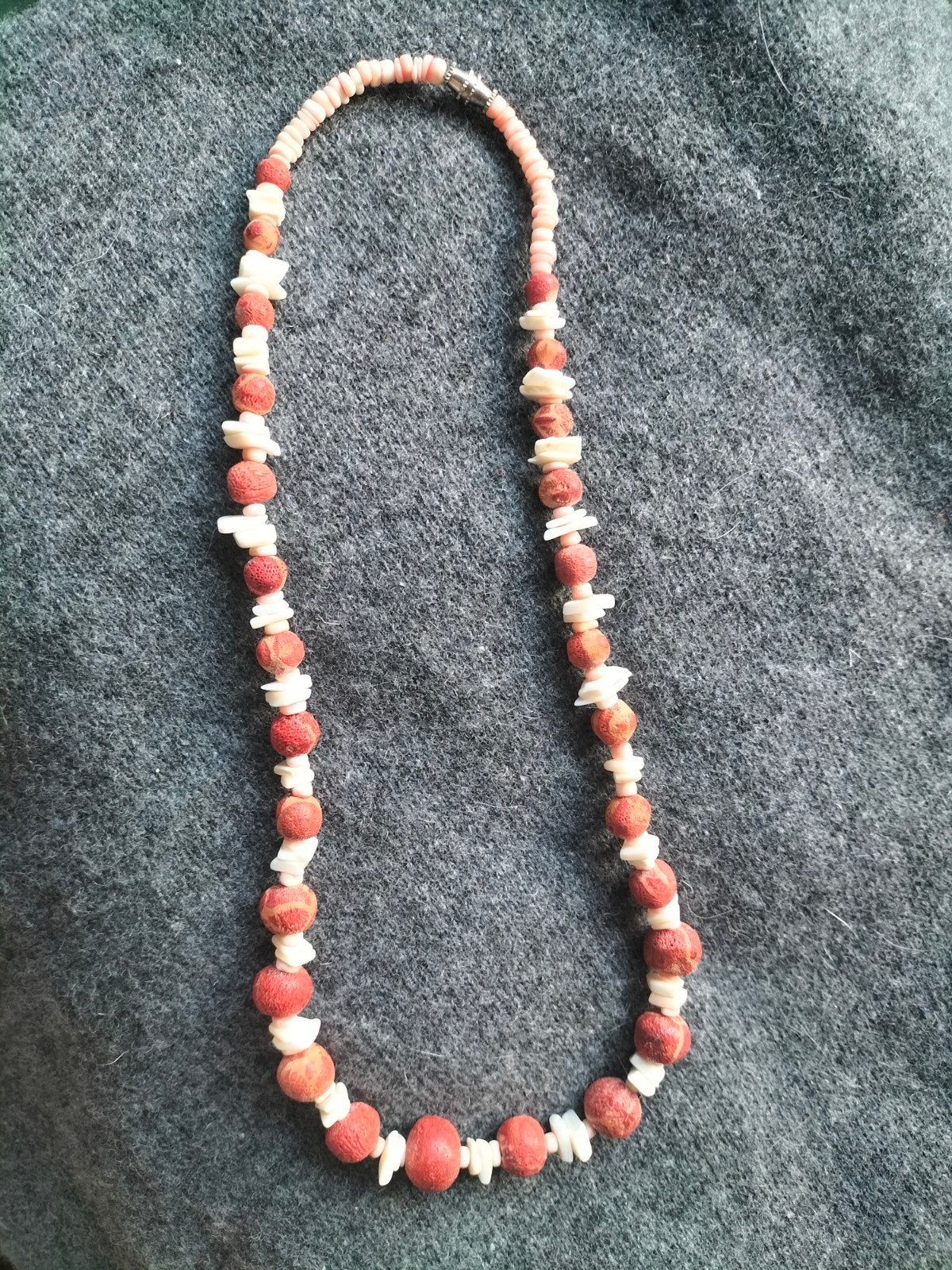 Ketting met kralen van rood schuimkoraal, Sieraden, Tassen en Uiterlijk, Kettingen, Ophalen of Verzenden, Gebruikt, Rood, Steen of Mineraal