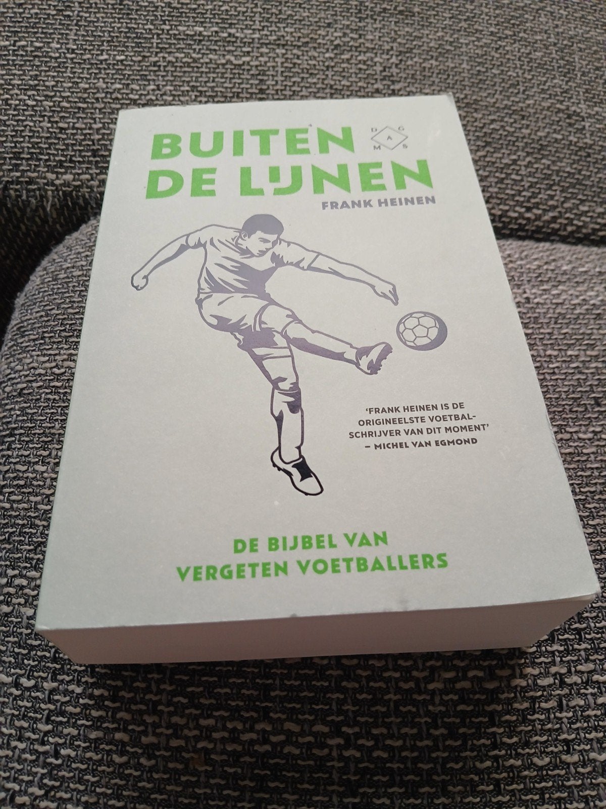 Frank Heinen - Buiten de lijnen, Boeken, Ophalen of Verzenden, Zo goed als nieuw, Balsport, Frank Heinen