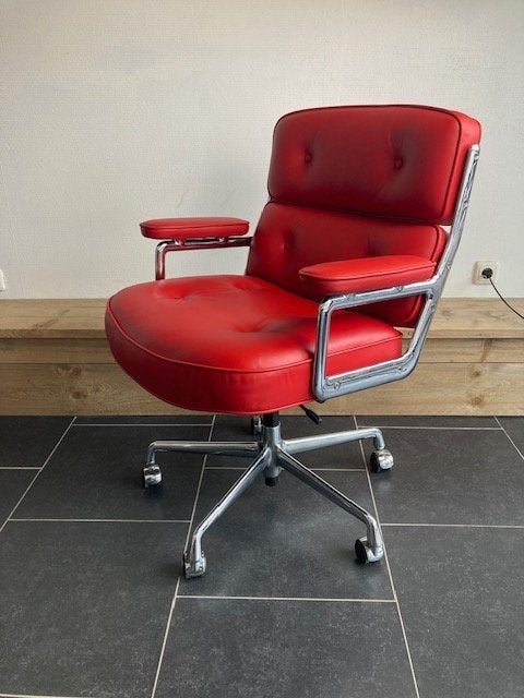 Vitra Eames ES 104 Lobby Chair , chroom,  red  leder, Vitra, Ophalen of Verzenden, Zo goed als nieuw, Bureaustoel