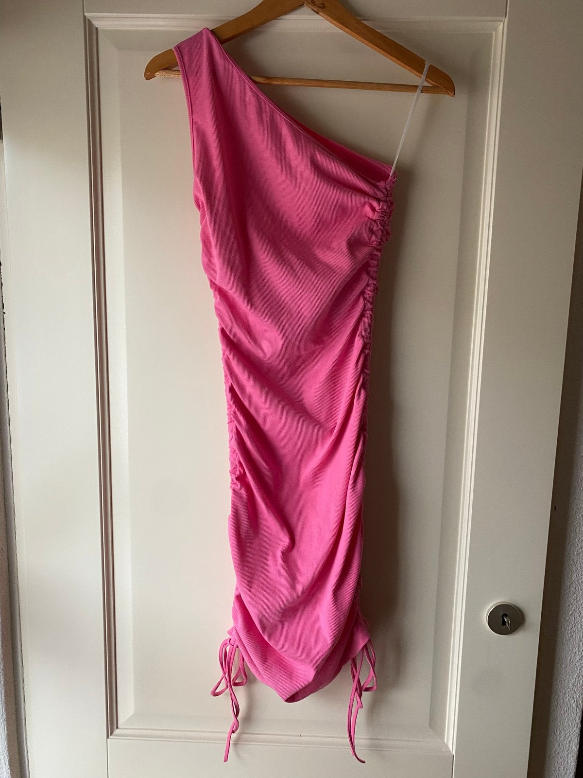 Roze one-shoulder jurk maat 38, Kleding | Dames, Jurken, Nieuw, Ophalen of Verzenden, Roze, Maat 36 (S)