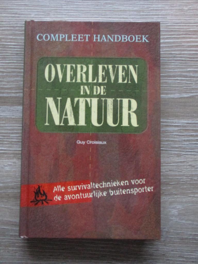 Compleet handboek overleven in de natuur - Guy Croisiaux, Ophalen of Verzenden, Gelezen, Overige onderwerpen