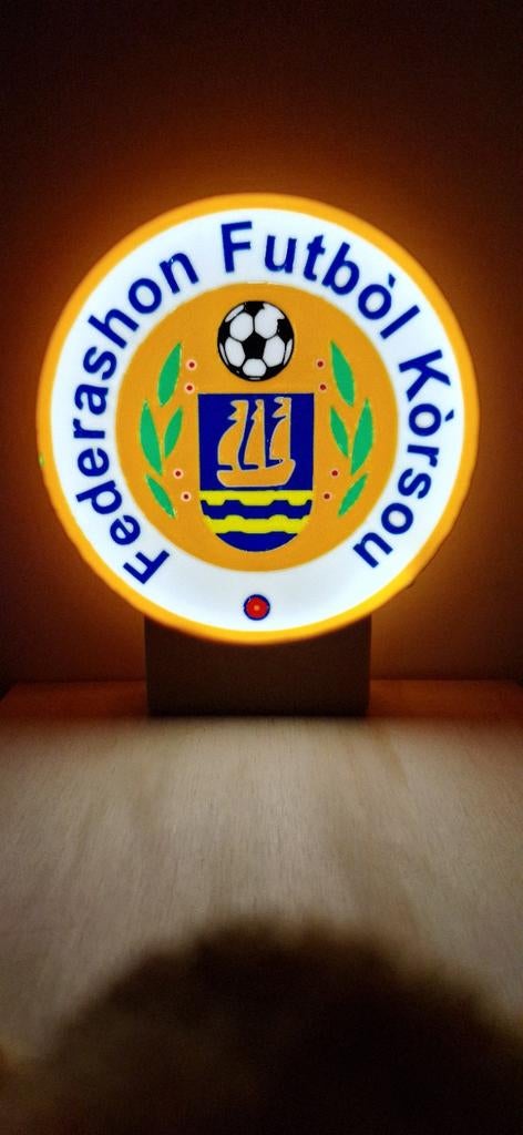 Curaçao WK 2026 LED Lamp Logo - Federashon Futbòl Kòrsou, Huis en Inrichting, Meerkleurig, Nieuw, Kunststof, Ophalen of Verzenden