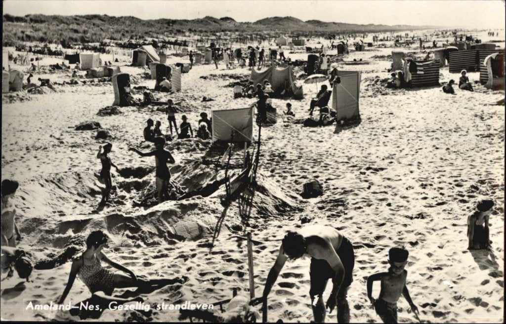 Ameland - Nes. Gezellig strandleven 1963. voor € 1,00, Ophalen, 1940 tot 1960, Gelopen, Waddeneilanden