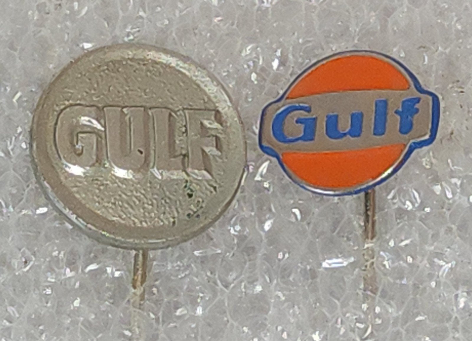 2 Vintage Gulf Speldjes, Verzamelen, Ophalen of Verzenden, Gebruikt, Overige onderwerpen, Speldje of Pin