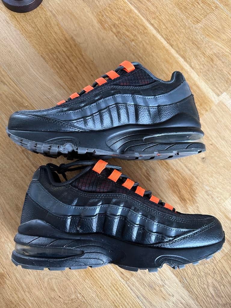 Nike Air Max 95 Zwart Oranje - Maat 38, Kleding | Dames, Schoenen, Ophalen of Verzenden, Gedragen, Zwart, Sneakers of Gympen
