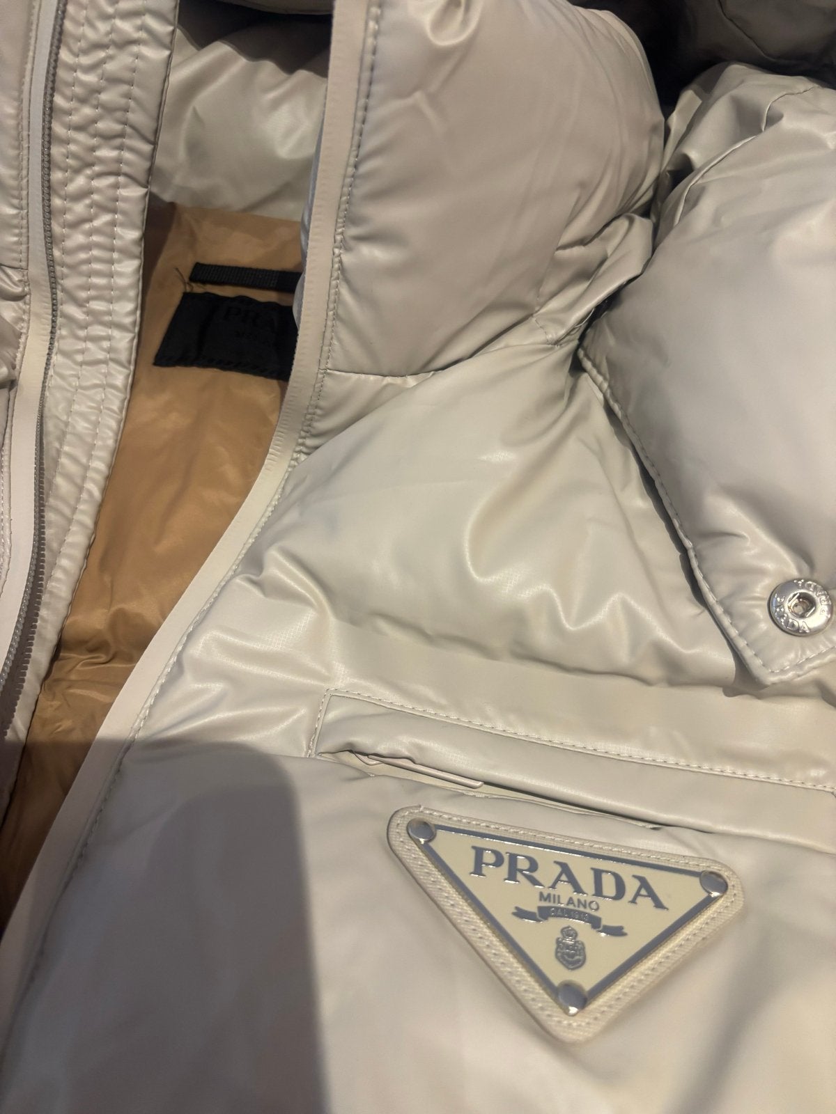 Prada donsjack - Gloed Nieuw, Ophalen of Verzenden, Nieuw, Maat 52/54 (L), Beige