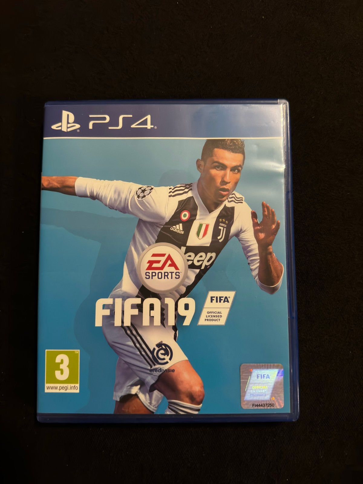 FIFA 19 PS4 - Voetbalgame met Ronaldo op cover, Spelcomputers en Games, Eén computer, Ophalen of Verzenden, Zo goed als nieuw