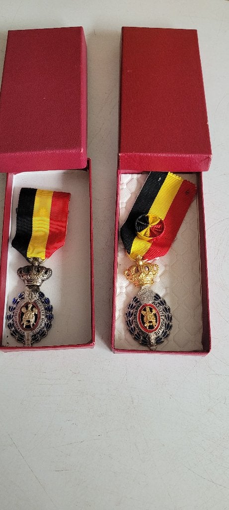 2 oude medailles (14iv288/3-2), Ophalen of Verzenden, Overige materialen