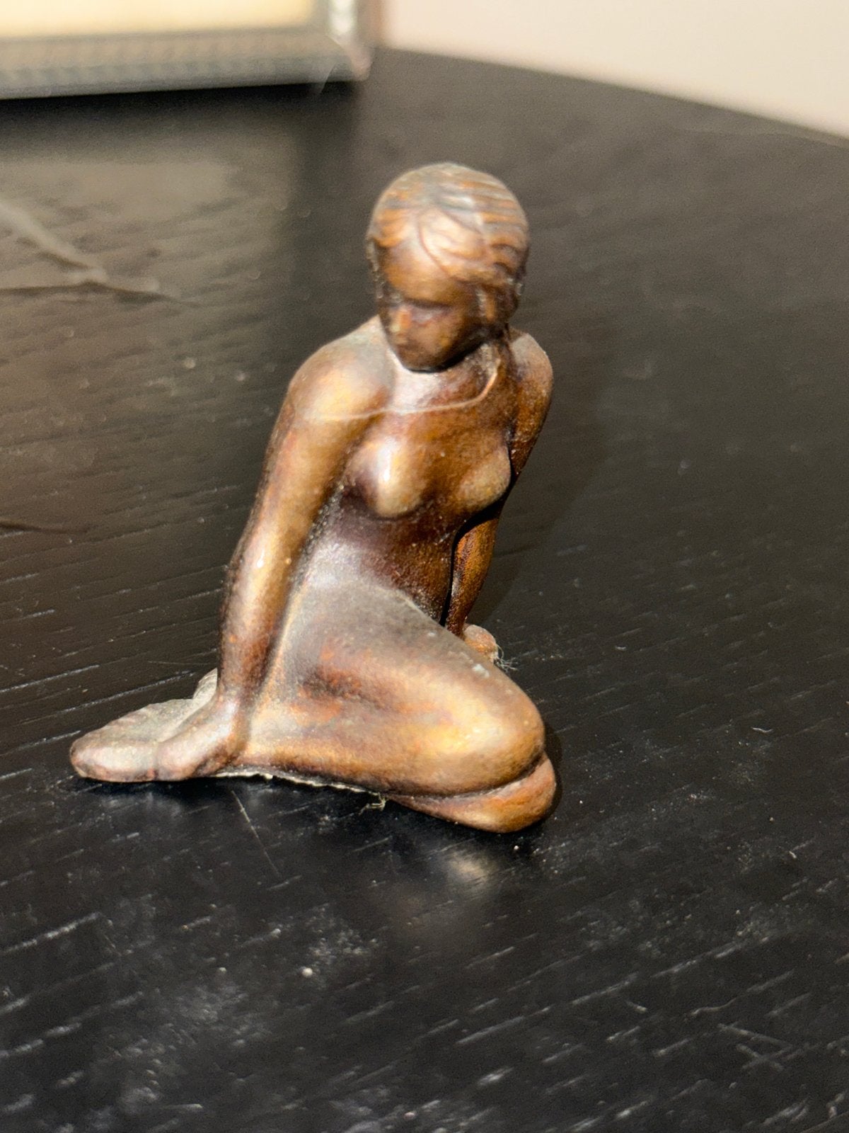 Bronzen beeldje van zittende vrouw (zeemeermin), Minder dan 20 cm, Ophalen of Verzenden, Beeld, Bruin