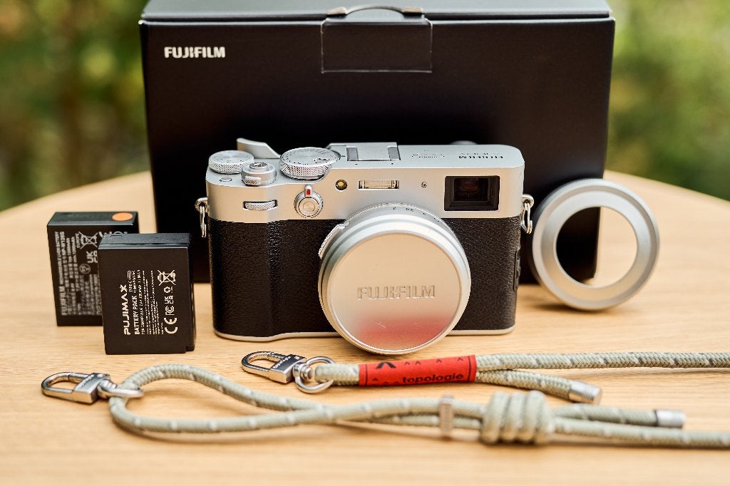 Fujifilm X100V Zilver + custom strap en extra fuji batterij!, Audio, Tv en Foto, Fotocamera's Digitaal, Ophalen, Zo goed als nieuw