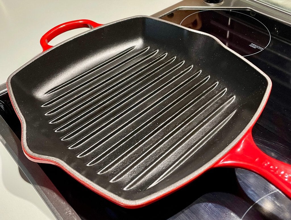 Le Creuset Skillet grillpan 26 x 26 cm kersenrood, Met handvatten, Nieuw, Le Creuset, Ophalen of Verzenden