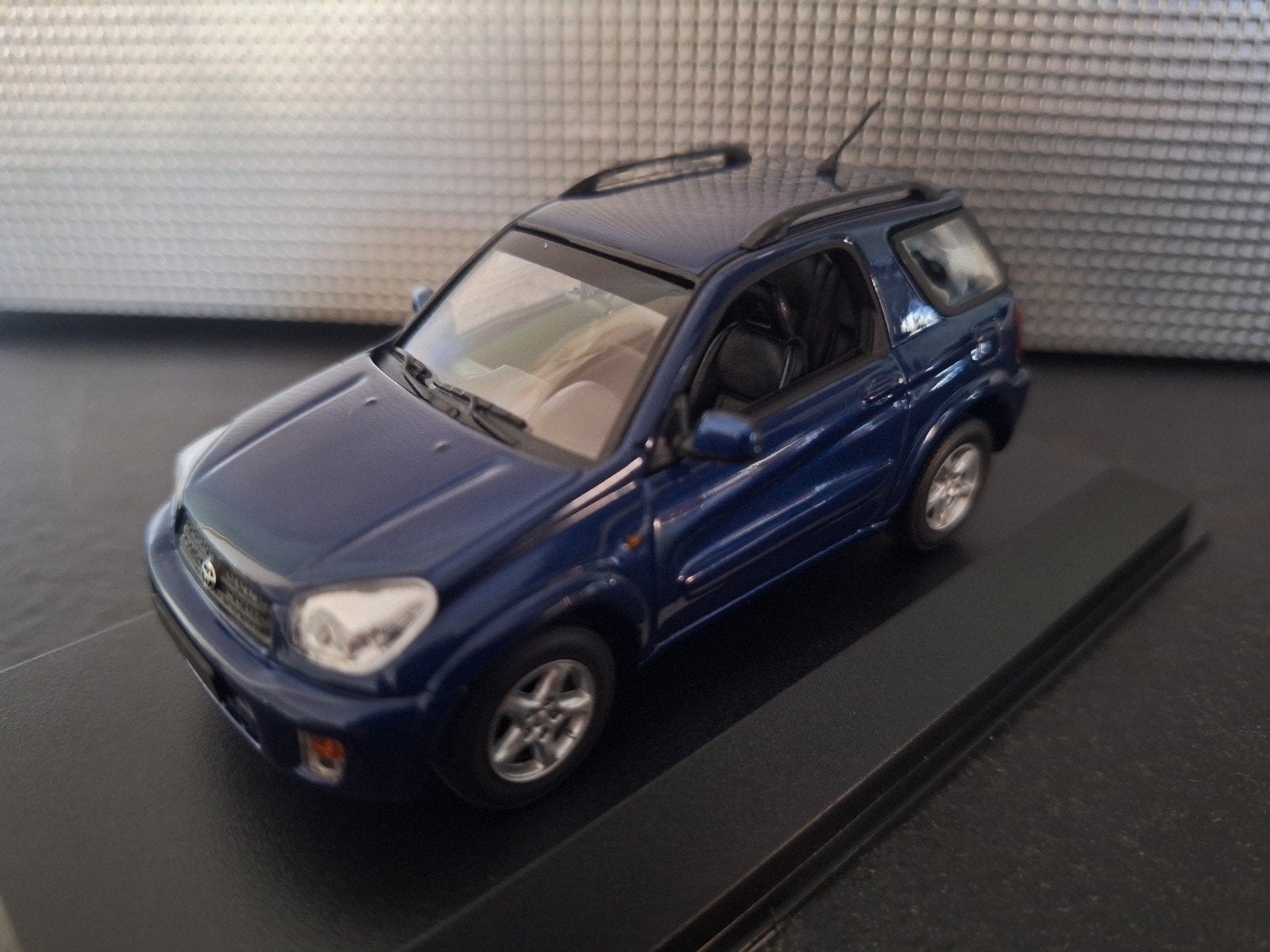 Toyota RAV 4 2000 Schaal 1:43, Hobby en Vrije tijd, Modelauto's | 1:43, Overige merken, Nieuw, Ophalen of Verzenden, Maxichamps
