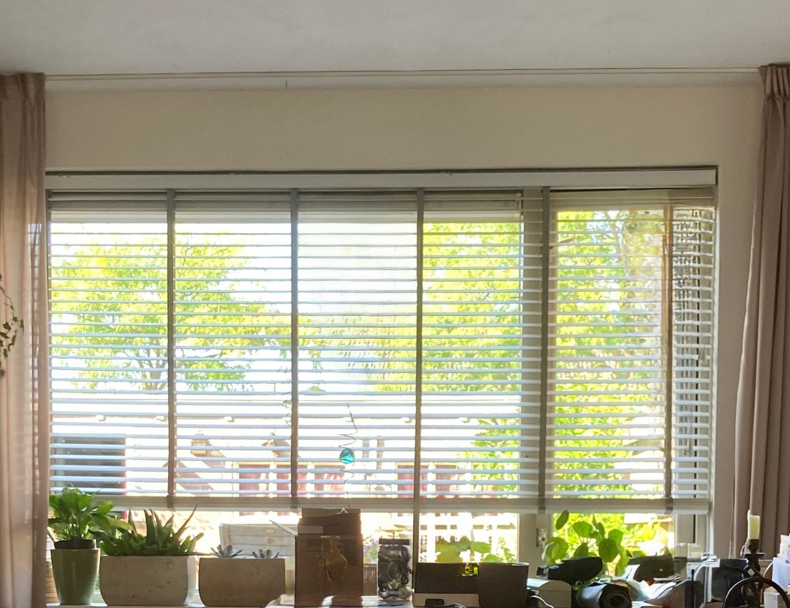 Witte houten jaloezieën met ophangsysteem   1.60hx176b, Huis en Inrichting, Stoffering | Gordijnen en Lamellen, Ophalen, Jaloezie