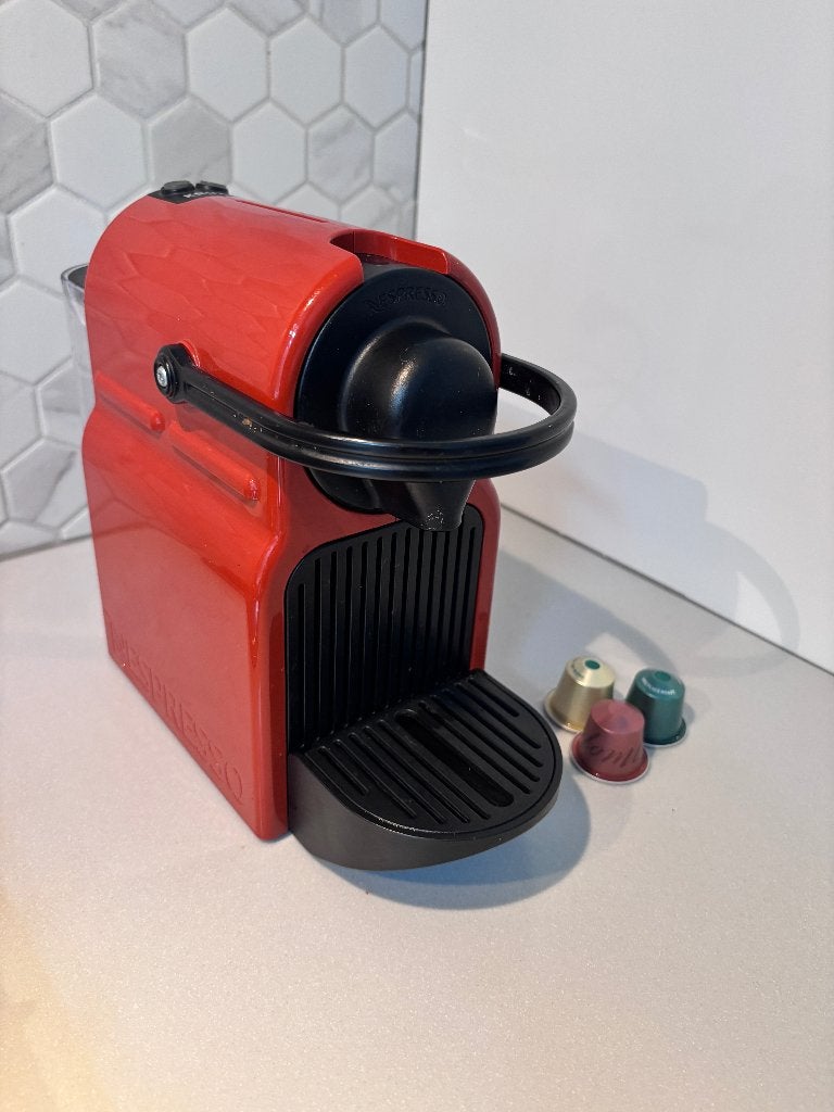 Krups Nespresso Inissia XN1005 – rood, Witgoed en Apparatuur, Koffiepads en cups, Gebruikt, 10 kopjes of meer, Koffiemachine