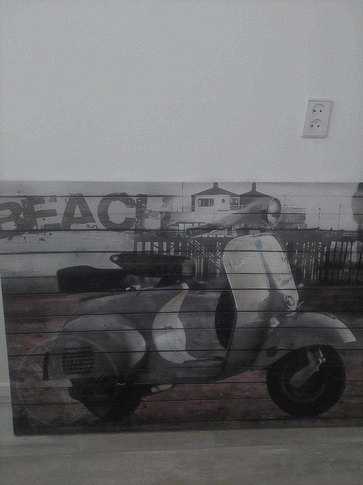 Groot Canvas Schilderij: Vintage Vespa aan het Strand, Ophalen of Verzenden, Overige materialen