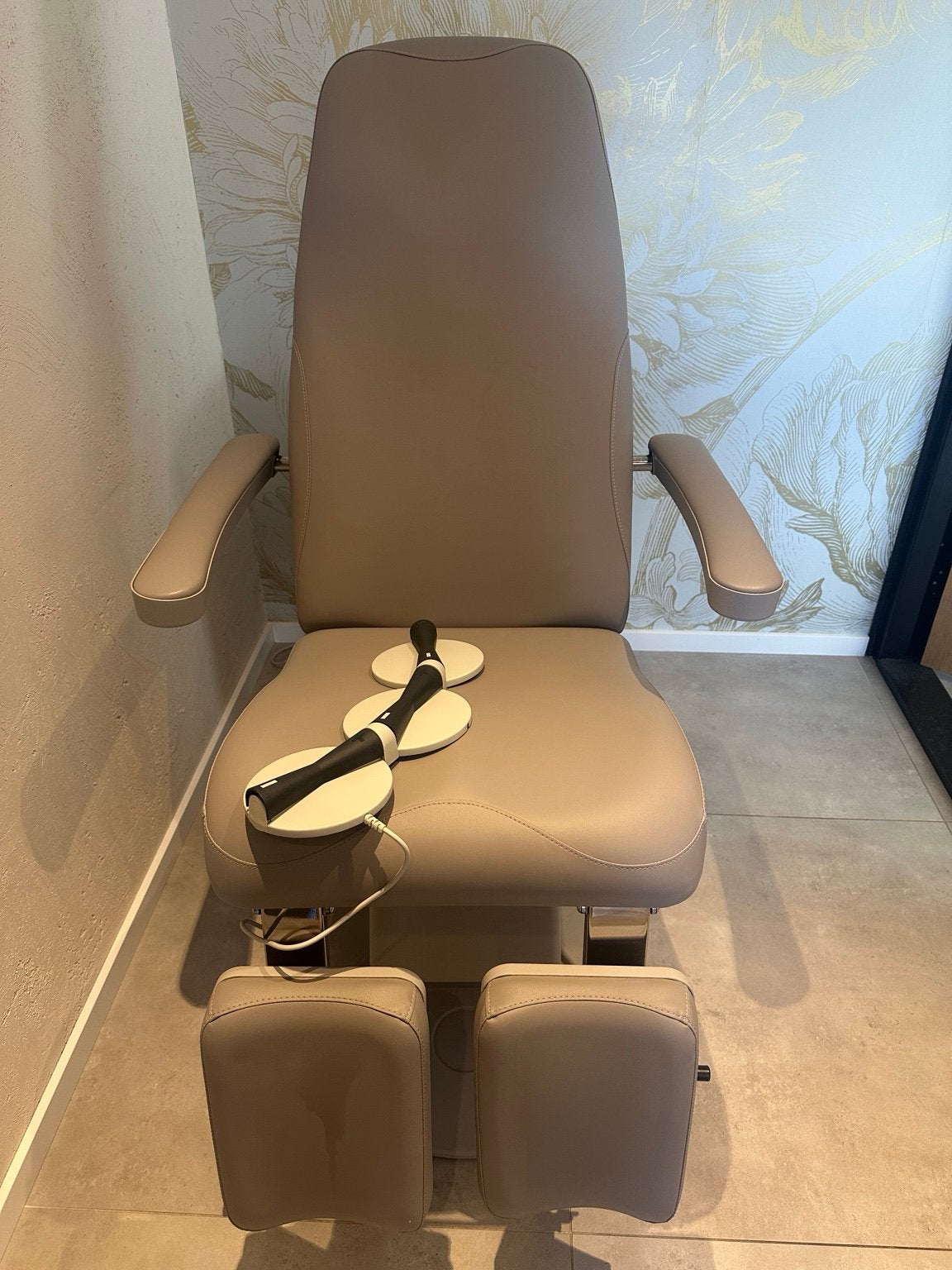 Martini beauty pedicurestoel / behandelstoel beige, Ophalen, Zo goed als nieuw, Overige typen