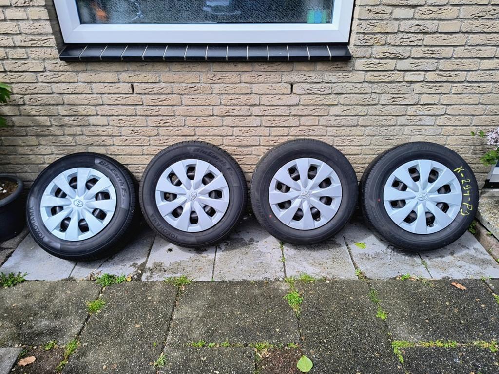 Toyota corolla stalen velgen met goede zomerbanden, 5x114.3, Ophalen, 15 inch, Velg(en), 195 mm